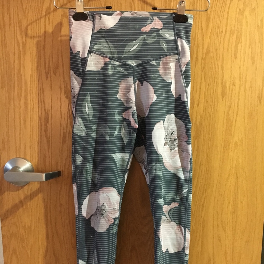 Senita Athletics Whispering Floral Step Up Leggings
